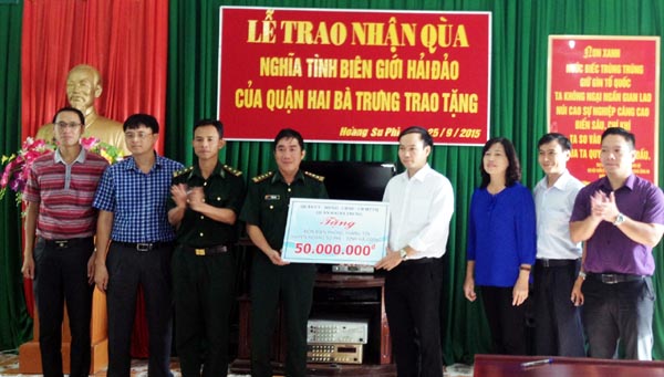 Lãnh đạo đại diện Quận Hai Bà Trưng tặng quà cho cán bộ, chiến sỹ Đồn Biên phòng Thàng Tín. 