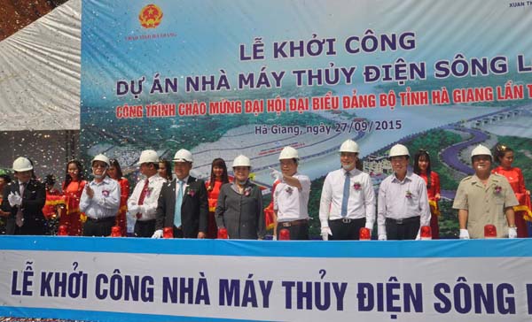 Đồng chí Hà Thị Khiết, Bí thư T.Ư Đảng, Trưởng ban Dân vận T.Ư và đồng chí Triệu Tài Vinh, Ủy viên T.Ư Đảng Bí thư Tỉnh ủy cùng các đồng chí lãnh đạo tỉnh ta, lãnh đạo Tập đoàn kinh tế Xuân Thành bấm nút ra lệnh khởi công Nhà máy Thủy điện Sông Lô 6. 
