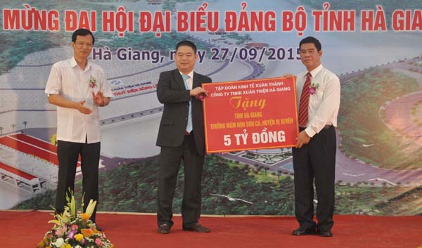 Thay mặt các đồng chí lãnh đạo tỉnh, Chủ tịch UBND tỉnh Đàm Văn Bông nhận 5 tỷ đồng do Tập đoàn kinh tế Xuân Thành trao tặng Trường mầm non Sơn Ca (Vị Xuyên).