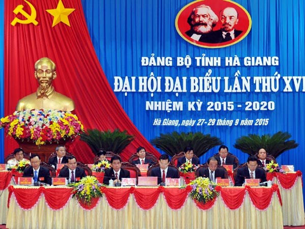 Đoàn Chủ tịch Đại hội.