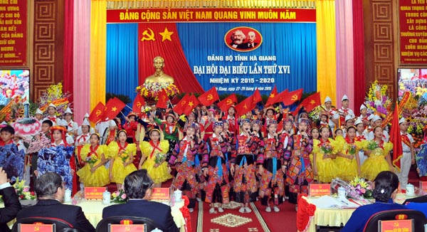 Các cháu thiếu nhi chào mừng Đại hội.