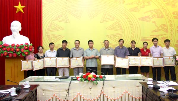 Chủ tịch UBND tỉnh tặng Bằng khen cho các cá nhân có thành tích xuất sắc trong công tác tham mưu tổ chức ĐHTĐYN toàn tỉnh lần thứ V.