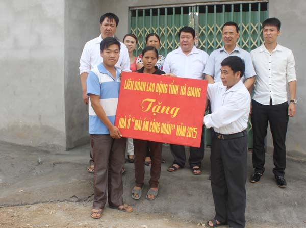 Lãnh đạo LĐLĐ huyện Yên Minh bàn giao số tiền hỗ trợ nhà ở “Mái ấm công đoàn” cho Anh Cháng Mí Xá