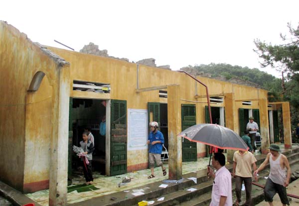 5 gian nhà lưu trú của các em học sinh trường Tiểu học và THCS Bản Máy bị tốc hoàn toàn. Ảnh: Hoàng Trung Học (Trường Tiểu Học Bản Máy)