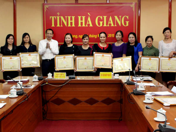 Phó Chủ tịch UBND tỉnh Trần Đức Quý trao Bằng khen của UBND tỉnh cho các cá nhân, tập thể có thành tích xuất sắc