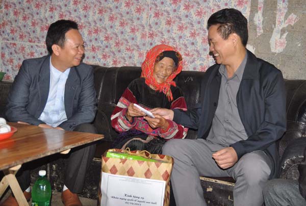 Phó Bí thư Tỉnh ủy, Phó Chủ tịch Thường trực UBND tỉnh Nguyễn Văn Sơn tặng quà cụ Vàng Thị Dung, thôn Lô Lô Chải, xã Lũng Cú.