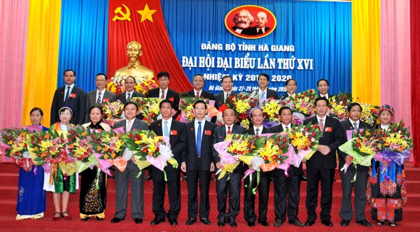 Các đồng chí lãnh đạo tỉnh tặng hoa chia tay các đồng chí thôi tham gia BCH Đảng bộ tỉnh khóa XVI.