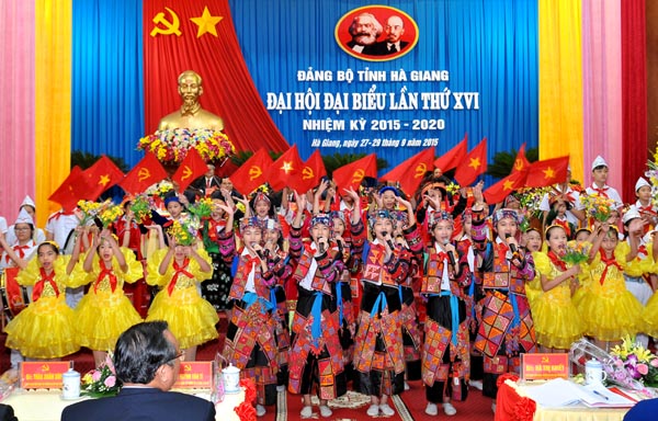 Các cháu thiếu nhi chúc mừng Đại hội.