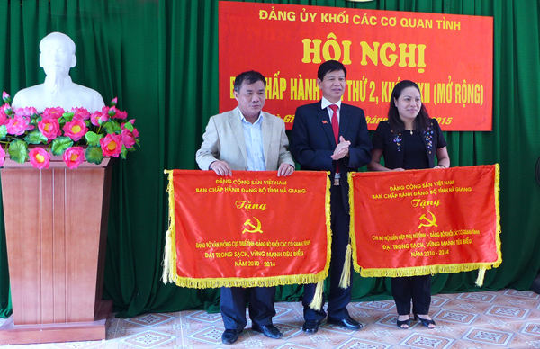 Đồng chí Nguyễn Trung Tài, Ủy viên BTV Tỉnh ủy, Trưởng ban Tổ chức Tỉnh ủy trao Cờ thi đua của BCH Đảng bộ tỉnh cho Đảng bộ Văn phòng Cục Thuế tỉnh và Chi bộ Hội Liên hiệp Phụ nữ tỉnh.