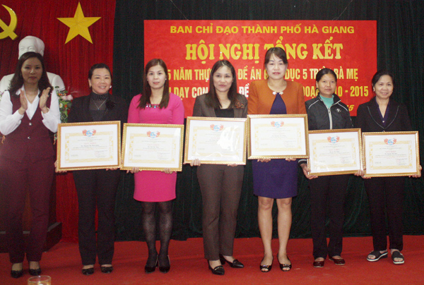 Ban chỉ đạo TPHG tặng giấy khen cho những cá nhân có thành tích trong thực hiện Đề án.