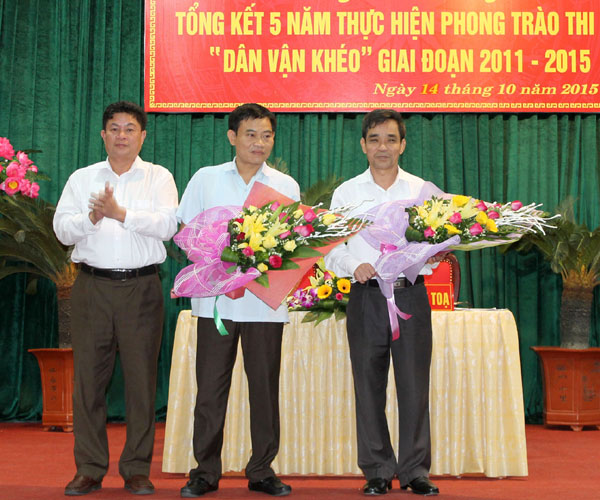Phó Bí thư Thường trực Thành ủy Hà Giang Mai Trung Tuấn trao Kỷ niệm chương vì sự nghiệp Dân vận của Ban dân vận TƯ cho 2 cá nhân có nhiều đóng góp trong công tác dân vận.
