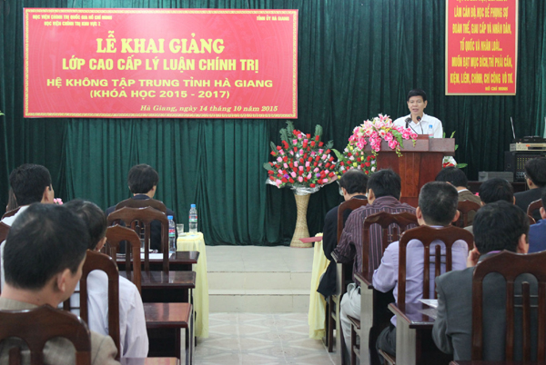 Đồng chí Nguyễn Trung Tài, Ủy viên BTV Tỉnh ủy, Trưởng ban Tổ chức Tỉnh ủy phát biểu tại Lễ khai giảng lớp học.