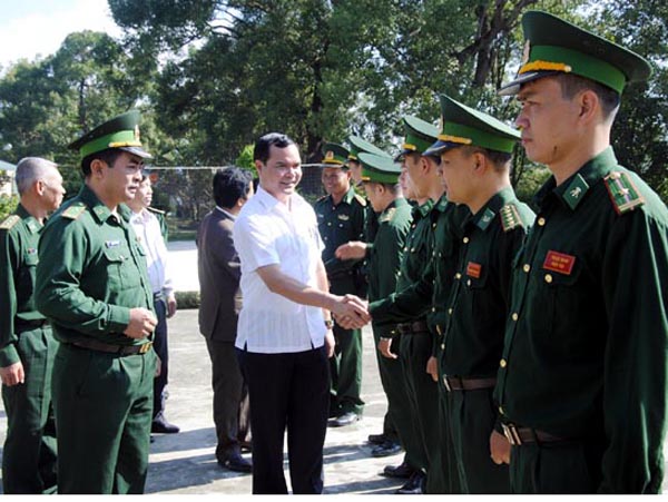 Phó Bí thư Tỉnh ủy Nguyễn Đình Khang thăm cán bộ, chiến sỹ Đồn Biên phòng Bản Máy.