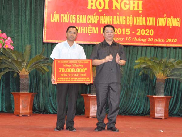 Bí thư Thành ủy trao phần thưởng cho xã Ngọc Đường