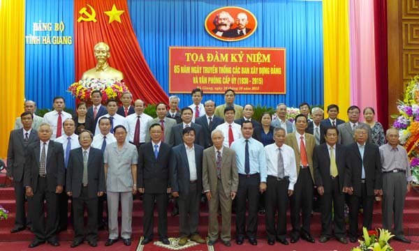 Các đồng chí lãnh đạo tỉnh chụp ảnh lưu liệm với các đồng chí lãnh đạo Tỉnh ủy, các Ban xây dựng Đảng Tỉnh ủy qua các thời kỳ nhân dịp kỷ niệm 85 năm Ngày truyền thống các Ban xây dựng Đảng và Văn phòng cấp ủy 1930 - 2015.