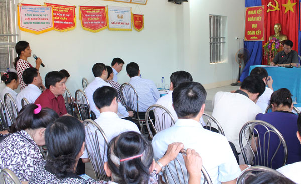 Người dân phường Quang Trung đóng góp ý kiến, kiến nghị với Bí thư Thành ủy  Trần Mạnh Lợi tại Diễn đàn.