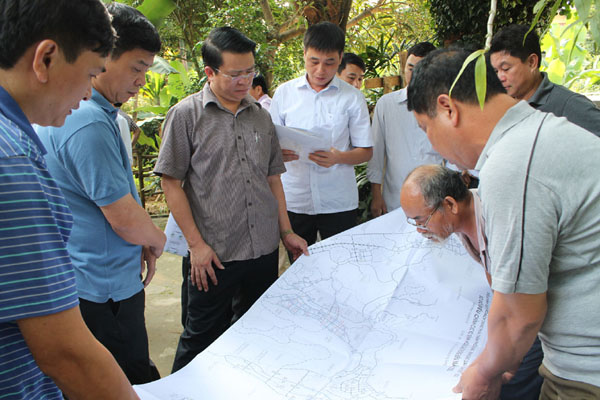 Bí thư Thành ủy Trần Mạnh Lợi cùng các phòng, ban của thành phố xem lại bản đồ quy hoạch 2 tuyến đường nhánh ở tổ 8 khiến người dân kiến nghị