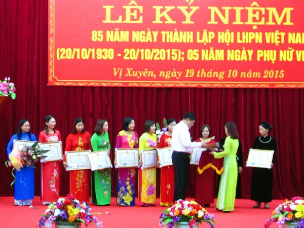 Lãnh đạo huyện Vị Xuyên tặng giấy khen cho các tập thể, cá nhân có thành tích xuất sắc trong xây dựng và triển công tác Hội phụ nữ. 