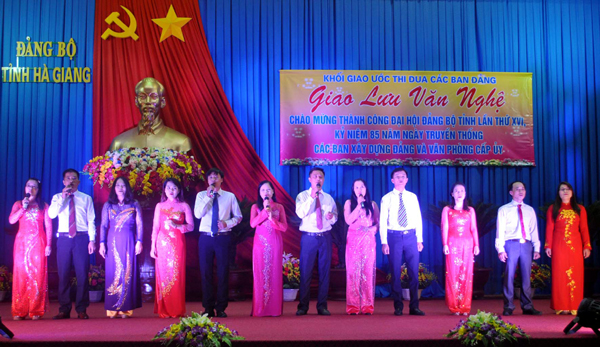 Cán bộ, đoàn viên, công đoàn Ban Tuyên giáo Tỉnh ủy tham gia giao lưu văn nghệ trong khối thi đua giao ước các Ban Đảng. Ảnh: Hoàng Ngọc