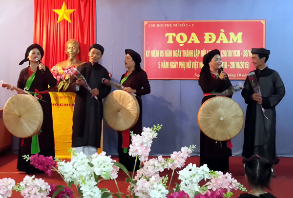 Giao lưu văn nghệ chào mừng kỷ niệm 85 năm Ngày thành lập Hội LH Phụ nữ Việt Nam và 5 năm Ngày Phụ nữ Việt Nam 20.10. Ảnh: Nguyên Hạnh