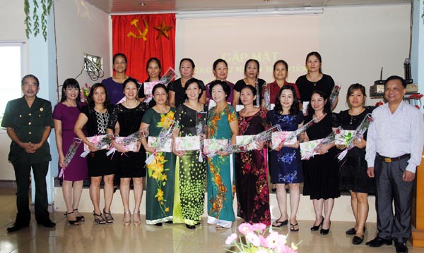 Chi hội 2 CQN Sư đoàn 313 tặng hoa và quà cho vợ các CQN.