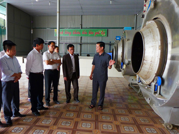Bí thư Tỉnh ủy Triệu Tài Vinh cùng đoàn công tác kiểm tra thực tế hoạt động của HTX Thương mại, dịch vụ và chế biến nông - lâm sản trên địa bàn huyện Hoàng Su Phì. 