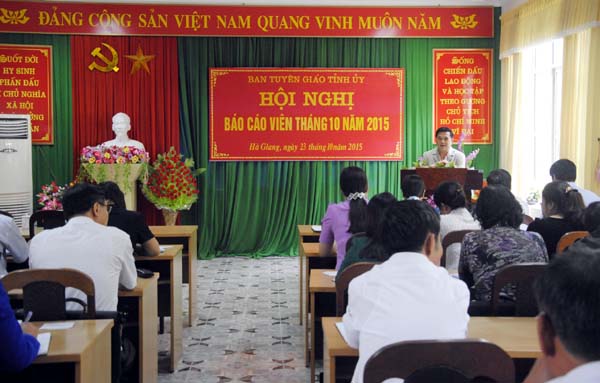 Toàn cảnh Hội nghị báo cáo viên tháng 10 năm 2015.