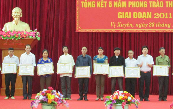 Lãnh đạo huyện Vị Xuyên tặng Giấy khen cho các tập thể, cá nhân có thành tích xuất sắc trong phong trào thi đua “Dân vận khéo” giai đoạn 2011 – 2015.