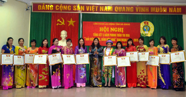 Lãnh đạo LĐLĐ tỉnh tặng Bằng khen cho các tập thể có thành tích xuất sắc trong phong trào thi đua 