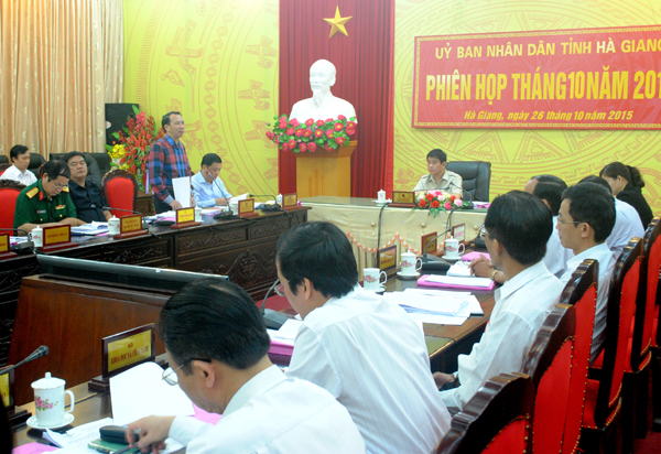 Phó Chủ tịch UBND tỉnh Trần Đức Qúy phát biểu tại phiên họp.