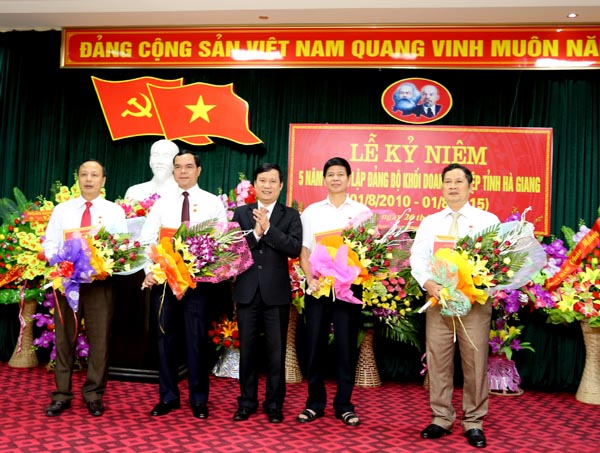 Đại diện lãnh đạo Đảng ủy Khối Doanh nghiệp T.Ư trao Kỷ niệm chương cho các cá nhân có nhiều đóng góp “Vì sự nghiệp xây dựng Đảng trong doanh nghiệp Việt Nam”.
