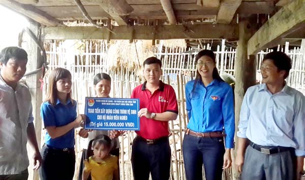 Đoàn thanh niên Agribank Hà Giang và Ban Nội chính Tỉnh ủy, Thành đoàn TPHG và xã Phương Độ trao tiền hỗ trợ giúp gia đình chị Nguyễn Thị Tuyên.