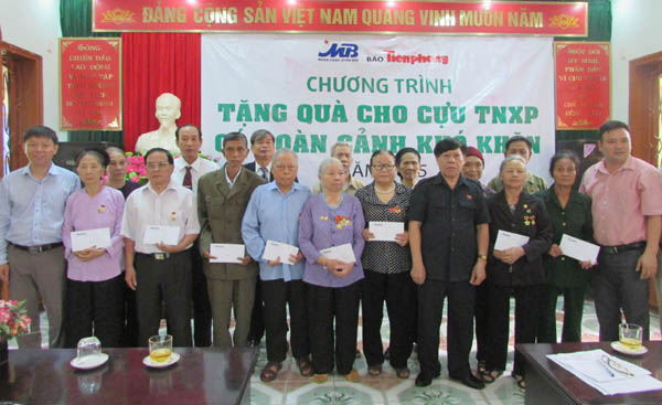 Đại diện báo Tiền phong trao quà cho các cựu TNXP.