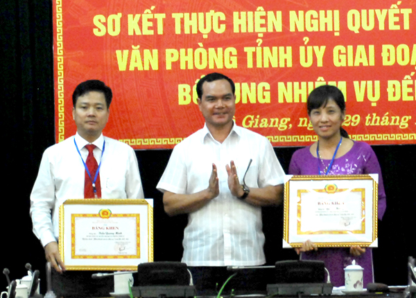 Phó Bí thư Tỉnh ủy Nguyễn Đình Khang tặng Bằng khen của BTV Tỉnh ủy cho các cá nhân.
