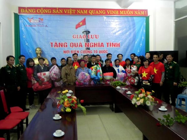 Ban tổ chức Chương trình Vinh quang Việt Nam trao quà cho hộ nghèo xã Lũng Cú, Ma Lé (Đồng Văn)