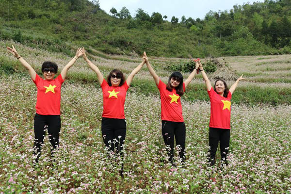 Nhiều người tranh thủ khoe dáng trên ruộng bậc thang hoa Tam giác mạch