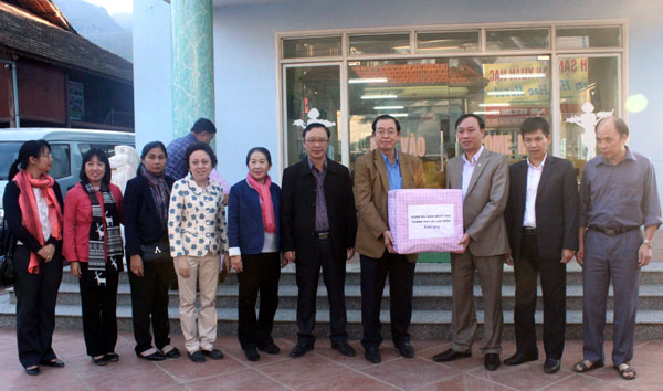 Ông Huỳnh Thành Lập Ủy viên Ban Thường vụ Thành ủy, Trưởng Đoàn đại biểu Quốc hội Thành phố HCM tặng quà cho Phòng y tế huyện Mèo Vạc.