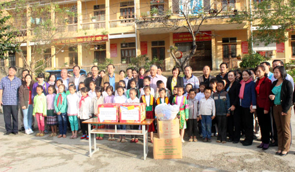 Đoàn đại biểu các tỉnh tặng quà và chụp ảnh lưu niệm với cô và trò Trường tiểu học xã Sủng Trà.