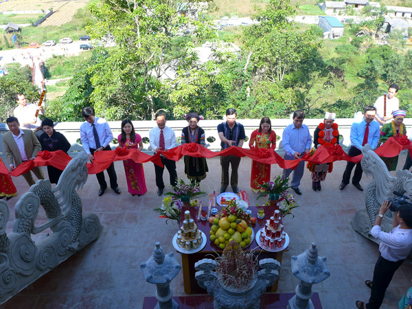 Bí thư Tỉnh ủy Triệu Tài Vinh cũng các đồng chí lãnh đạo tỉnh, huyện cắt băng Khánh thành đền Bình An tại thôn Lùng Thàng, xã Quyết Tiến, huyện Quản Bạ.