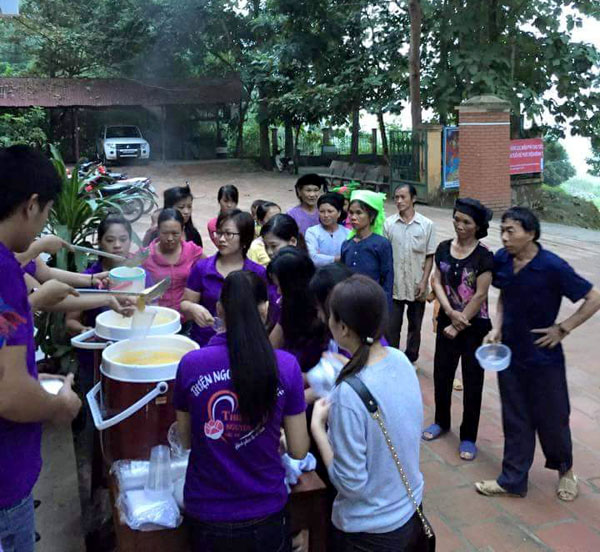 Các tình nguyện viên trong nhóm Thiện Tâm tại Bắc Mê đang phát cháo miễn phí cho các bệnh nhân. Ảnh: nhóm Thiện nguyện Bắc Mê cung cấp