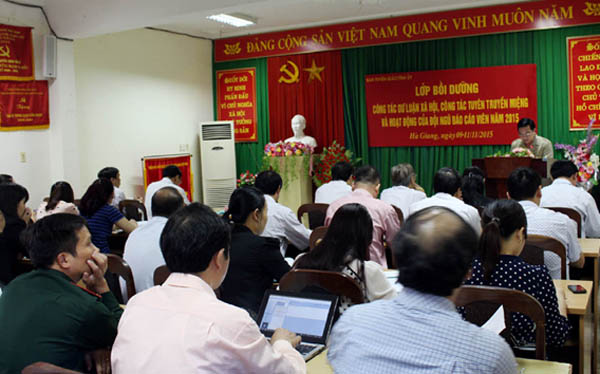 Đồng chí Sèn Chỉn Ly, Ủy viên BTV Tỉnh ủy, Trưởng Ban Tuyên giáo Tỉnh ủy phát biểu Khai mạc lớp bồi dưỡng
