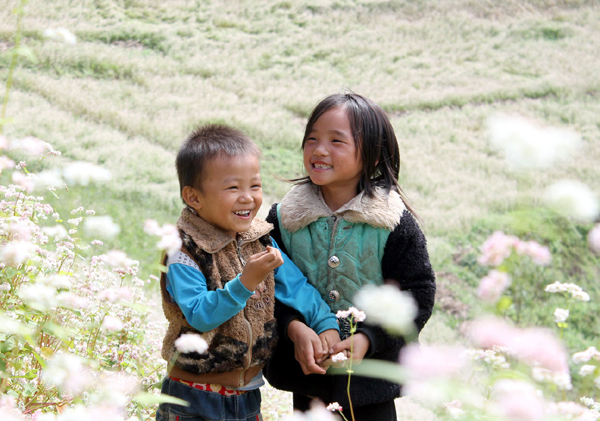 Hình ảnh trẻ em vui chơi cùng ngàn hoa Tam giác mạch chắc chắn sẽ để lại ấn tượng đẹp trong lòng du khách. Trong ảnh: Hai chị em người Dao (xã Na Khê) bên cánh đồng hoa Tam giác mạch.