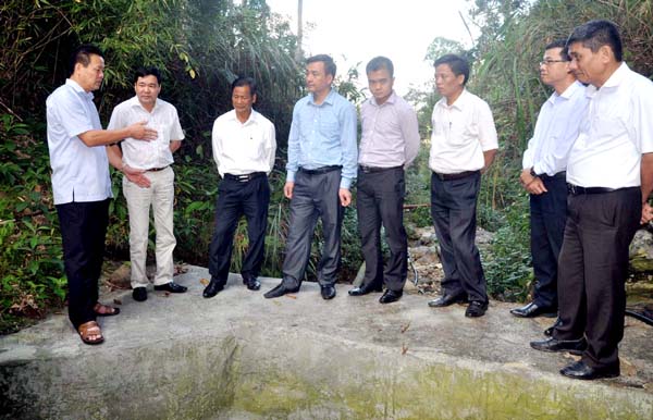 Phó Bí thư Tỉnh ủy, Phó Chủ tịch Thường trực UBND tỉnh Nguyễn Văn Sơn kiểm tra nguồn nước cung cấp cho Trạm cấp nước sạch thị trấn Tam Sơn.