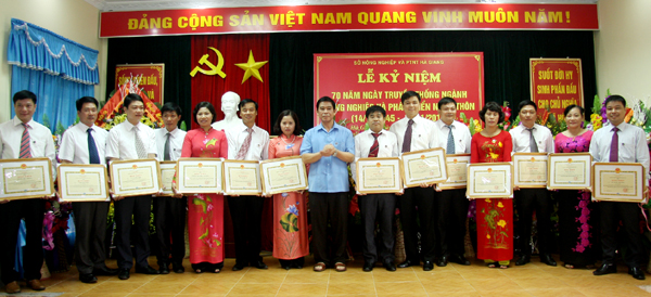 Chủ tịch UBND tỉnh Đàm Văn Bông tặng Bằng khen cho các tập thể và cá nhân có thành tích xuất sắc trong cong tác xây dựng và phát triển ngành NN và PTNT.