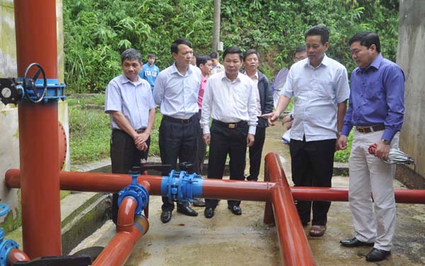 Phó Bí thư Tỉnh ủy, Phó Chủ tịch Thường trực UBND tỉnh Nguyễn Văn Sơn kiểm tra Trạm cấp nước sạch thị trấn Yên Minh.