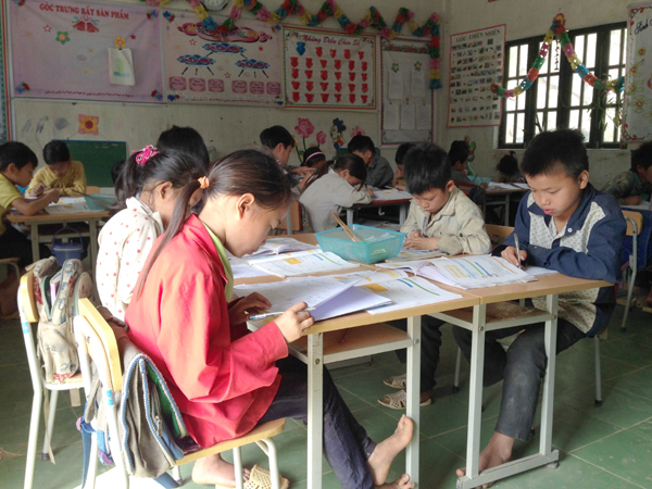 Giờ học môn Tiếng việt của các em lớp 5, trường Tiểu học Yên Cường II, xã Yên Cường.