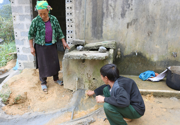 Bể nước nhà bà Vàng Thị Mua ở thôn Ngài Thầu Sảng, xã Quyết Tiến (Quản Bạ) bị đục cả vào mùa khô.