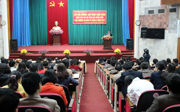 Đồng chí Nguyễn Trung Tài, Ủy viên BTV Tỉnh ủy, Trưởng Ban tổ chức Tỉnh ủy, Bí thư Đảng ủy Khối các cơ quan tỉnh phát biểu tại Lễ khai giảng lớp học. 
