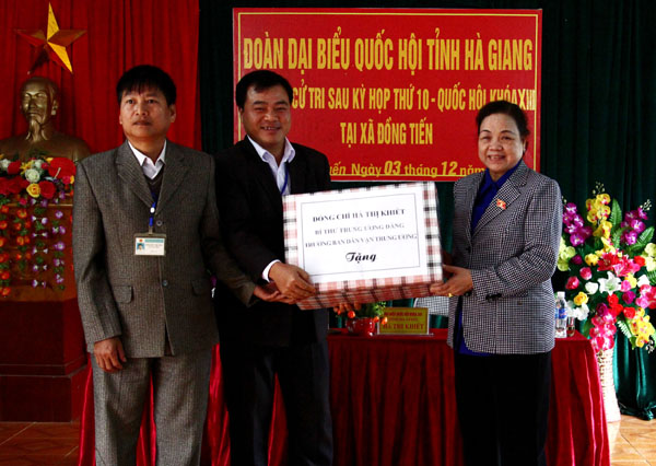 Đồng chí Hà Thị Khiết tặng quà cho UBND xã Đồng Tiến.
