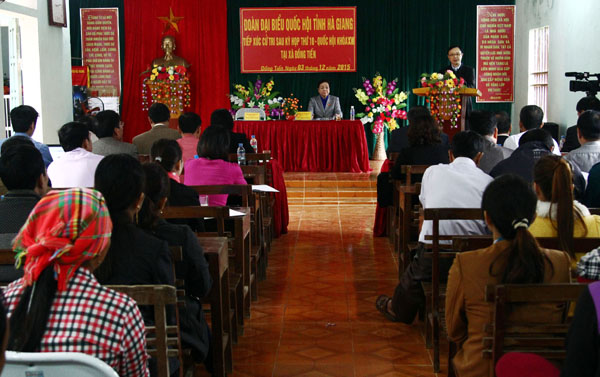 Đồng chí Thào Hồng Sơn báo cáo tóm tắt kết quả Kỳ họp thứ 10 -  Quốc hội khóa XIII tới các bậc cử tri xã Đồng Tiến.